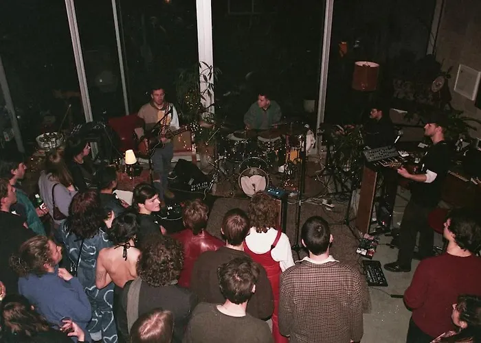 Mari'S: Multifunctional Shelter With Big Garden